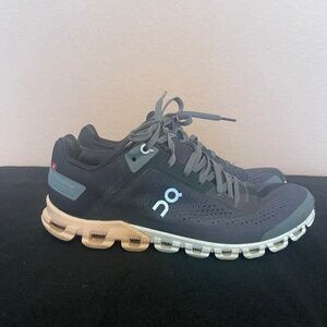 On Cloud Running Shoes Size:6.5
